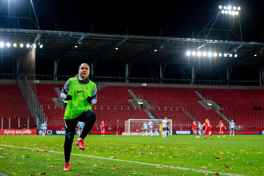 Heidi Ellingsen of Norway warms up