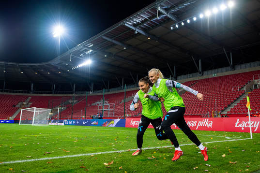 Vilde Bøe Risa and Karina Sævik of Norway warm up