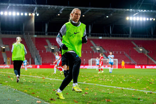 Lisa Fjeldstad Naalsund of Norway warms up