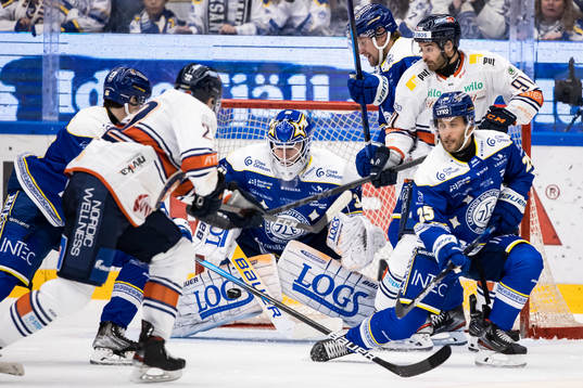 Leksands målvakt Kasimir Kaskisuo och Carter Camper och