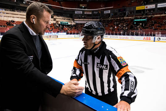 Malmö Redhawks tränare Joakim Fagervall och domare Sören