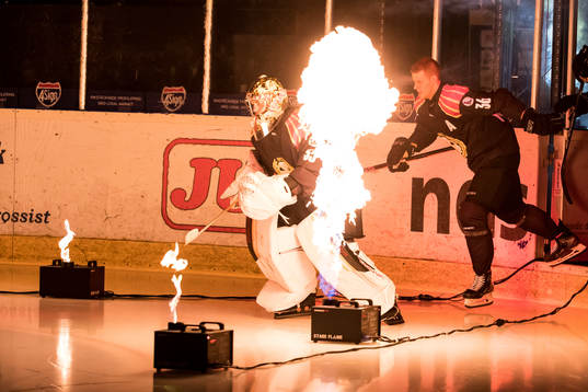 Brynäs målvakt Veini Vehviläinen gör entre