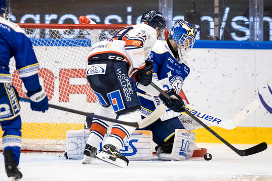 Växjös Pontus Holmberg och Leksands målvakt Kasimir