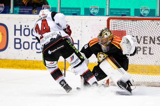 Brynäs målvakt Veini Vehviläinen räddar straff från