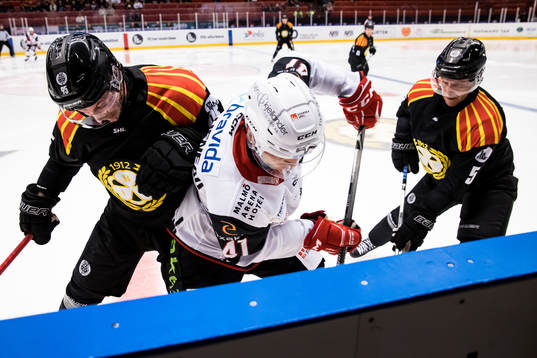 Brynäs Nick Olesen och Malmö Redhawks Jaedon Descheneau