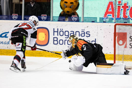 Brynäs målvakt Veini Vehviläinen räddar straff från