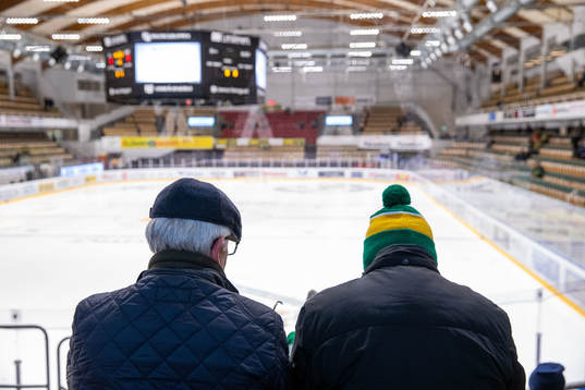 Björklövens supportrar väntar på matchstart innan