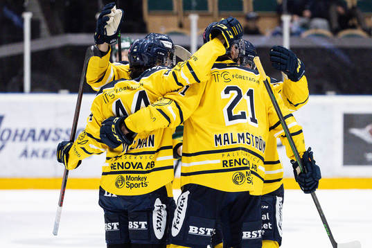 Södertäljes Erik Ullman jublar
