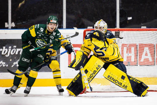 Björklövens Axel Ottosson och Södertäljes målvakt