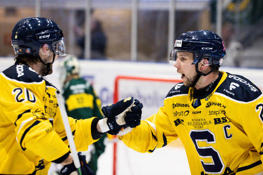Södertäljes Emil Alba och Line Wessman jublar