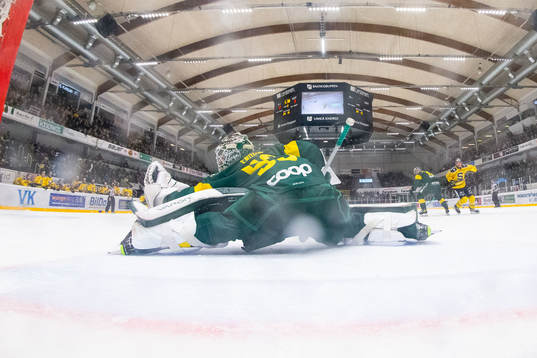 Björklövens målvakt Claes Endre med en räddning