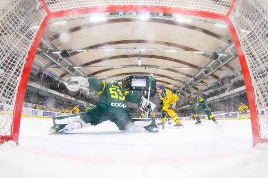 Björklövens målvakt Claes Endre och Södertäljes Emil