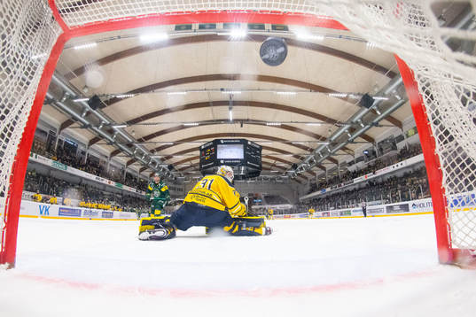 Björklövens Francis Perron gör 3-4 pucken bakom