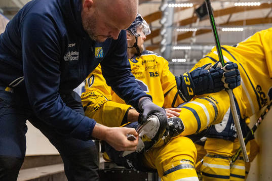 Södertäljes materialare hjälper Tobias Lindberg med