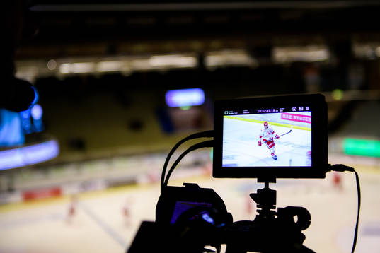 En Troja-Ljungby spelare syns genom en tv kamera
