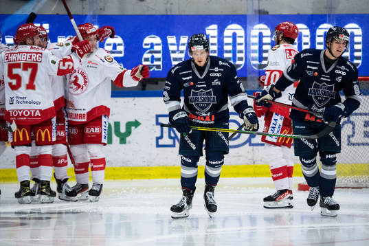 Karlskogas Janne Tavi och Albert Lyckåsen deppar