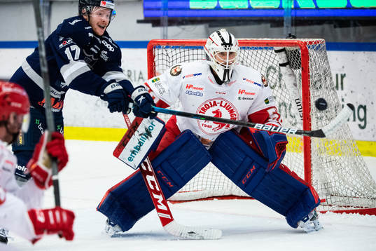 Karlskogas David Lindquist och Troja-Ljungbys   målvakt