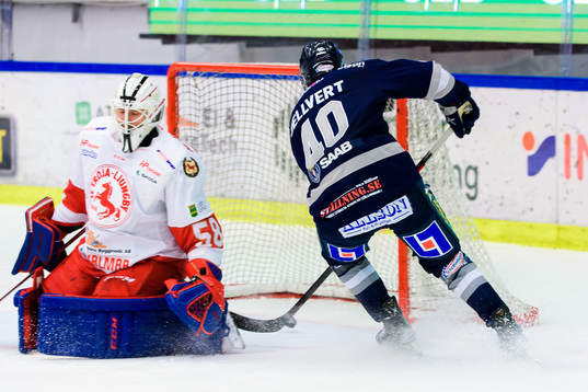 Karlskogas Kalle Jellvert skjuter 2-2 bakom Troja-Ljungbys