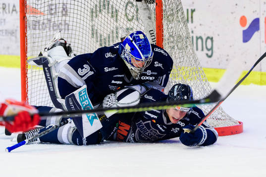 Karlskogas målvakt Marcus Hellgren och Albert Lyckåsen