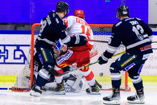 Troja-Ljungbys  Dennis Fröland skjuter mål bakom