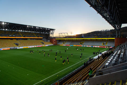 Spelarna värmer upp på Borås Arena