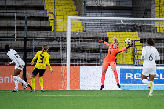 Frankrikes Shana Chossenot gör 0-1 bakom Sveriges
