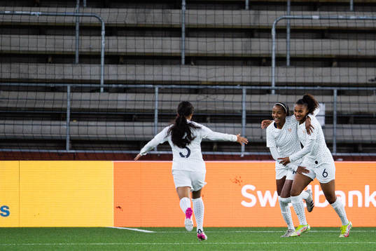 Frankrikes Louna Belhout Achi, Shana Chossenotte och Julie