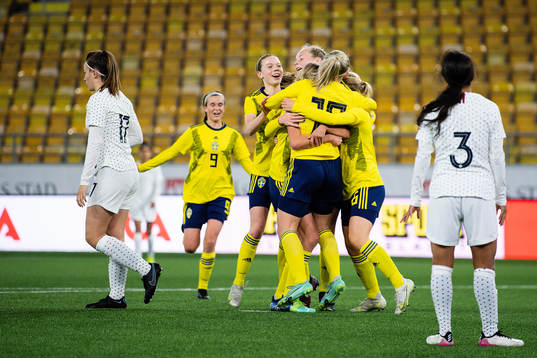 Bläddra bland fler bilder av Fotboll, F17, EM-kval, Sverige - Frankrike