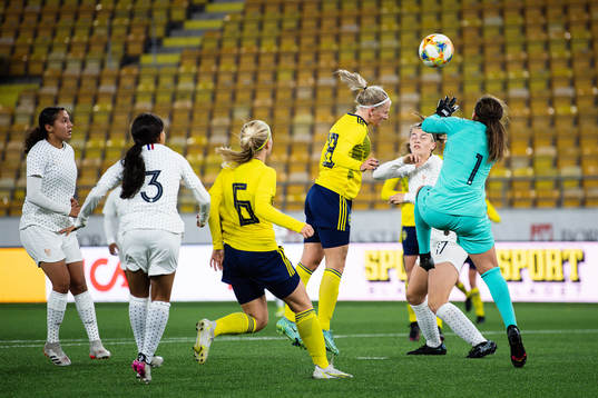 Sveriges Tuva Skoog gör 1-1 bakom Frankrikes målvakt