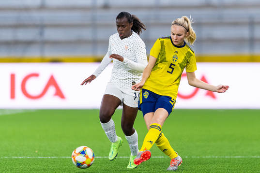 Frankrikes Kaysha Hassani och Sveriges Tova Persson