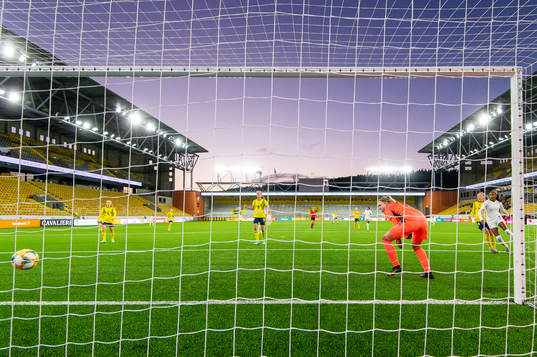 Frankrikes Shana Chossenotte gör 1-0 bakom Sveriges