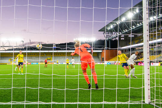 Frankrikes Shana Chossenotte gör 1-0 bakom Sveriges