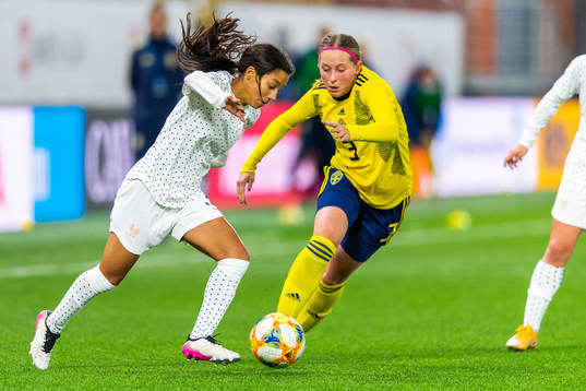 Frankrikes Louna Belhout Achi och Sveriges Petronella
