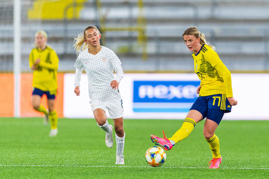 Frankrikes Lola Gsalter och Sveriges Maja Alvin