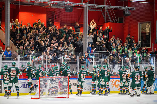Kristianstads spelare jublar mot publiken