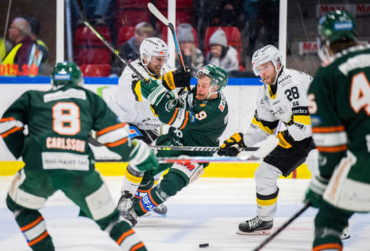 Västerås Daniel Gunnarsson tacklar Kristianstads Viktor