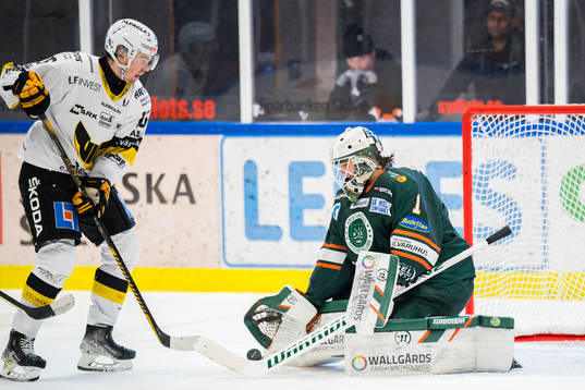 Västerås Filip Karlsson oroar mot Kristianstads målvakt