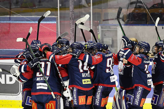 Linköpings spelare jublar och tackar målvakt Stephanie