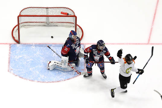 Mål 1-1 förbi Linköpings målvakt Stephanie Neatby