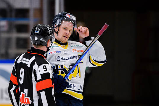 s Simon Önerud i samtal med domaren