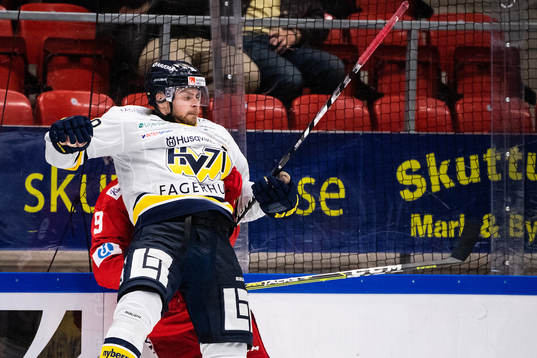 s Nichlas Torp tacklar Almtunas Hampus Harlestam