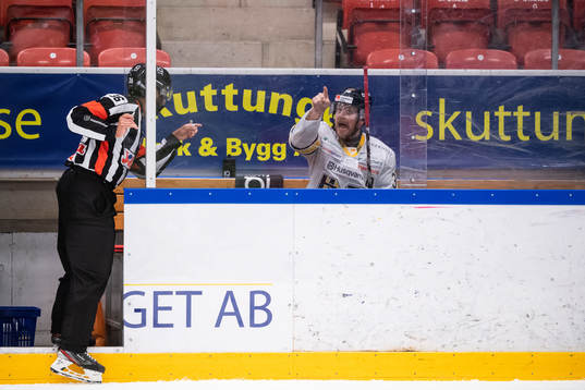 s Nichlas Torp i utvisningsbåset