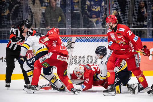 s Fredrik Forsberg bakom Almtunas målvakt Oscar Leijon