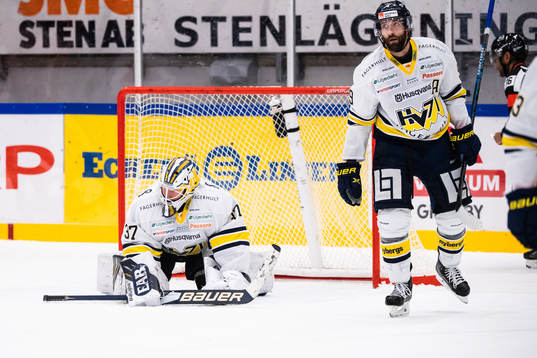 s målvakt Jonas Gunnarsson och Taylor Matson deppar
