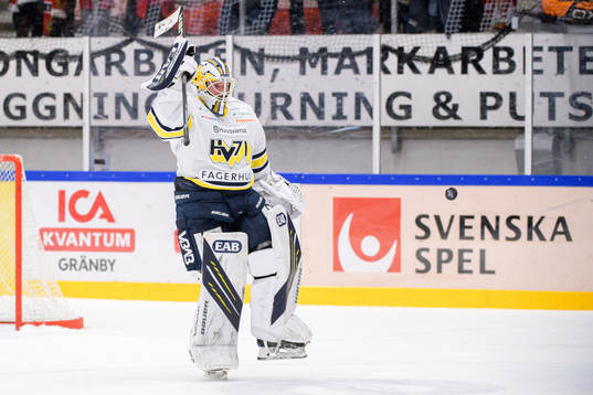 s målvakt Jonas Gunnarsson jublar