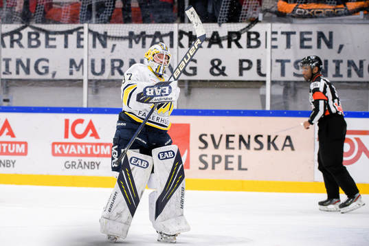 s målvakt Jonas Gunnarsson jublar