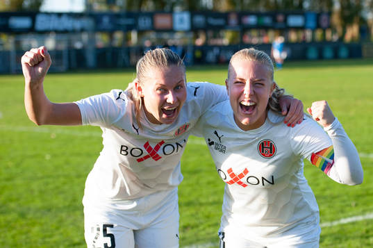 Hittarps Isabelle Angel och Amanda Strandh jublar
