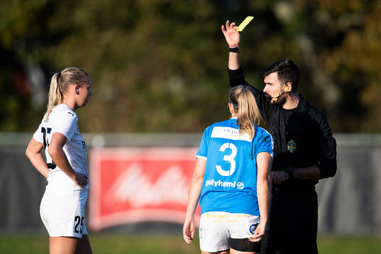 Hittarps Isabelle Angel får gullt kort av domare Aid Jusufi