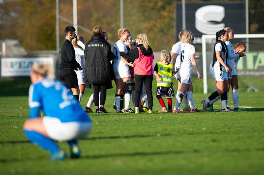Hittarps spelare jublar  medan Hammenhögs Johanna Persson