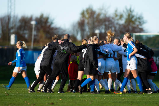Hittarps spelare jublar  medan Hammenhögs Johanna Persson